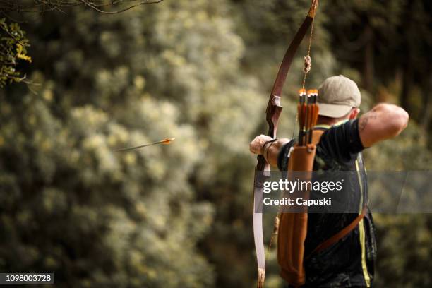 seta de fogo forte arqueiro - hunting longbow - fotografias e filmes do acervo