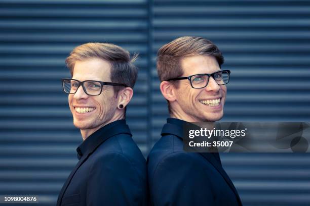 irmãos gêmeos a sorrir - gêmeos nascimento múltiplo - fotografias e filmes do acervo