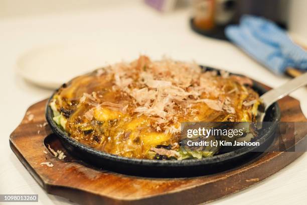 okonomiyaki. - okonomiyaki stock pictures, royalty-free photos & images