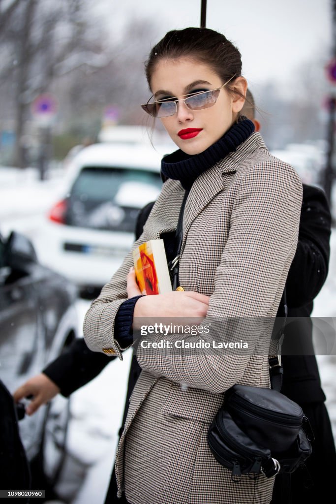 Street Style - Paris Fashion Week - Haute Couture Spring Summer 2020 : Day Two