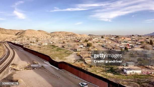 the united states mexico international border wall between sunland park new mexico and puerto anapra, chihuahua mexico - rio grande usa and mexico stock pictures, royalty-free photos & images