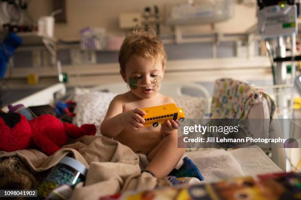 toddler is sick in picu with rsv and has iv and oxygen - children hospital stock pictures, royalty-free photos & images