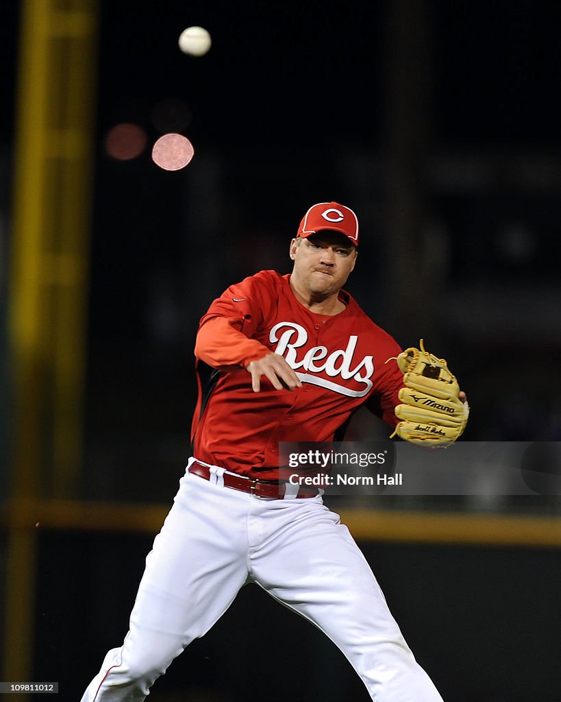 Scott Rolan Cincinnati Reds Scott Rolen of the Cincinnati Reds throws the ball to first base ...