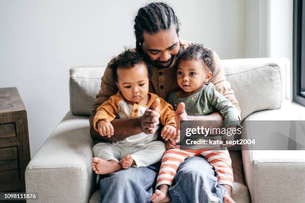 glück auf elternzeit mit zwei kindern - african american children playing stock-fotos und bilder