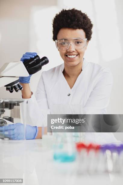 Laboratory Woman Science Lab Coat Photos and Premium High Res Pictures ...