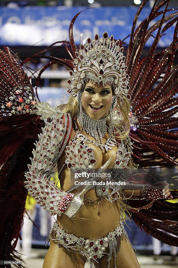 Members of Sao Clemente dance during the samba school's parade at Rio Members of Sao Clemente dance during the samba school's parade at Rio