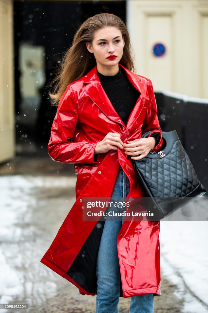 Street Style - Paris Fashion Week - Haute Couture Spring Summer 2020 : Day Two