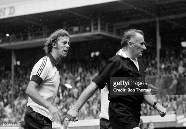 George Reader Referee 41 Derby County Charlie George Photos & High Res Pictures - Getty Images