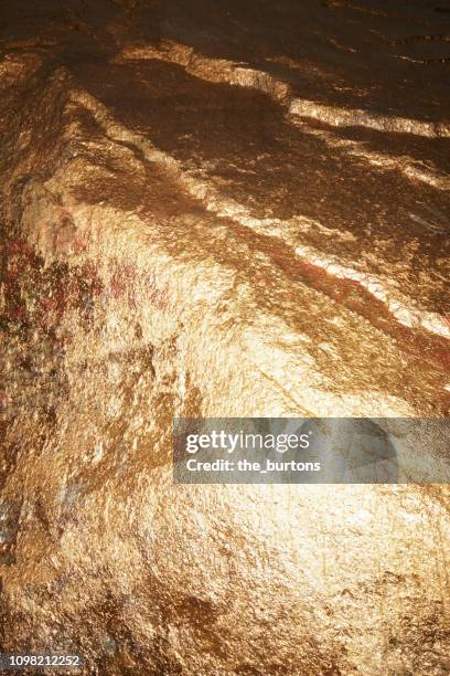 full frame shot of gold painted rock - gold metal rock foto e immagini stock