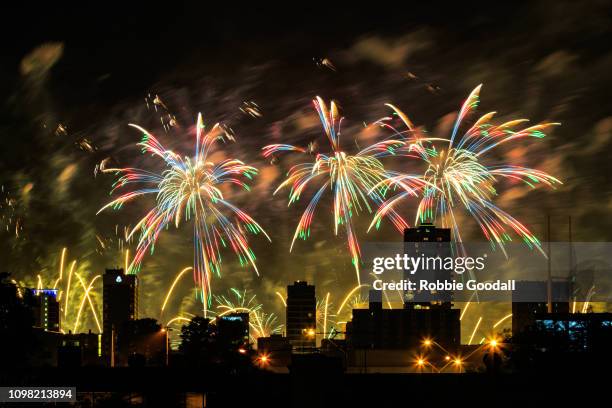 colourful fireworks over city buildings - australia day celebrations stock-fotos und bilder