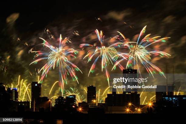 colourful fireworks over city buildings - día de australia fotografías e imágenes de stock