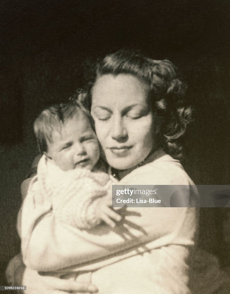 Jovem mãe com seu bebê em 1948