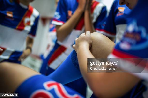 feche de dano físico de jogador de futebol feminino. - physical injury - fotografias e filmes do acervo