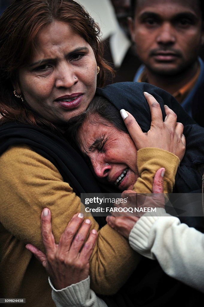 Pakistani Christian women mourn the deat