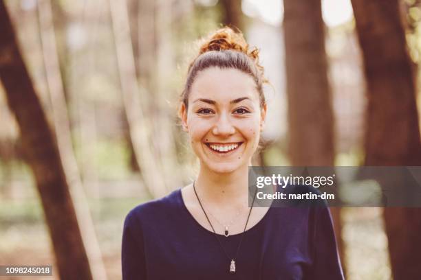 gelukkige vrouw wandelen - happy students stockfoto's en -beelden