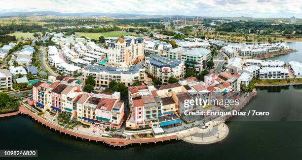 emerald lakes porto bellago waterfront - gold coast queensland fotografías e imágenes de stock