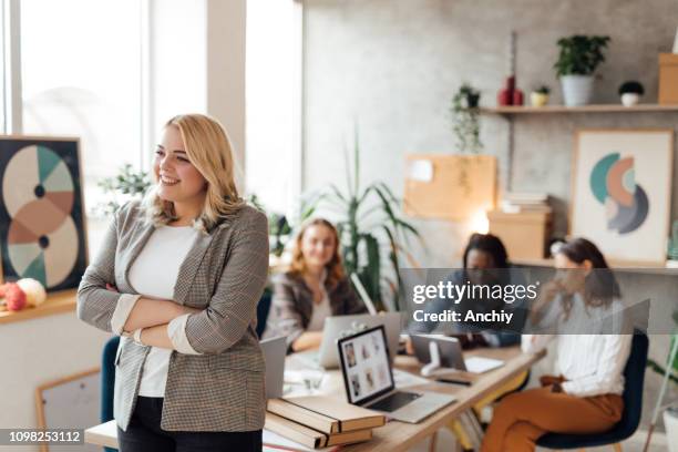 portrait d’une jeune femme d’affaires confiant - mannequin grande taille photos et images de collection