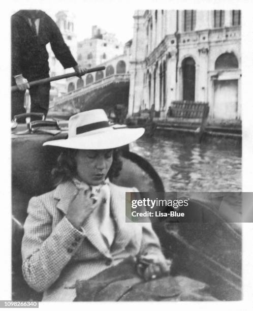 ung vacker kvinna på gondol i venedig i 1941 - venice italy bildbanksfoton och bilder