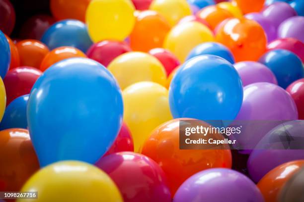 party - fêtes avec ballons - birthday balloons photos et images de collection