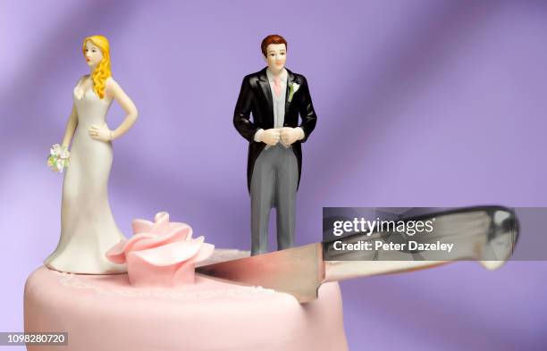 wedding couple divorce - ケーキ　カット ストックフォトと画像