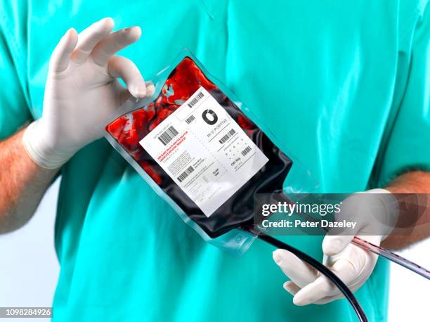 doctor/nurse holding blood bag - blood bag imagens e fotografias de stock