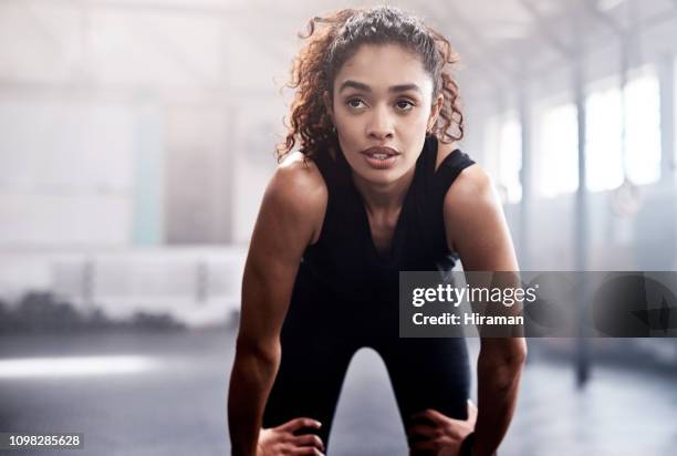 elle est déjà à la recherche pour le prochain défi - personne sportive photos et images de collection