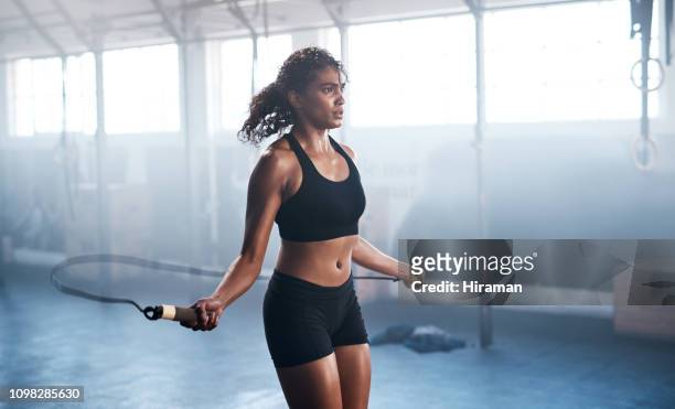 building both muscle and endurance - women working out gym stock pictures, royalty-free photos & images