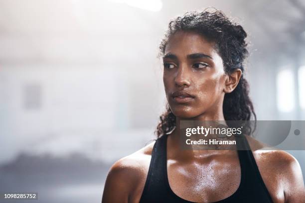 working up a sweat - suor imagens e fotografias de stock