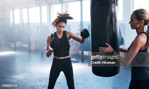 いくつかの余分な練習になって - female boxer ストックフォトと画像