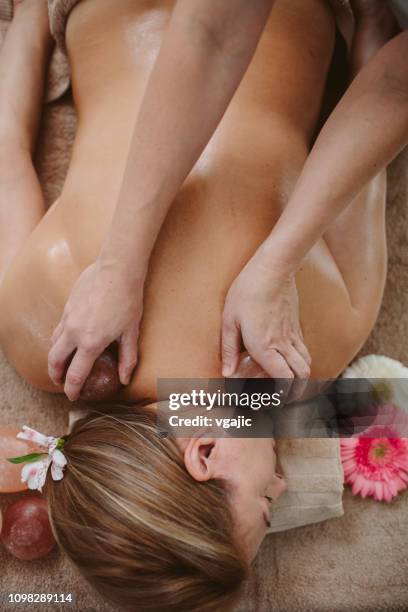 beauty-behandlungen und massage - himalayan salt stock-fotos und bilder