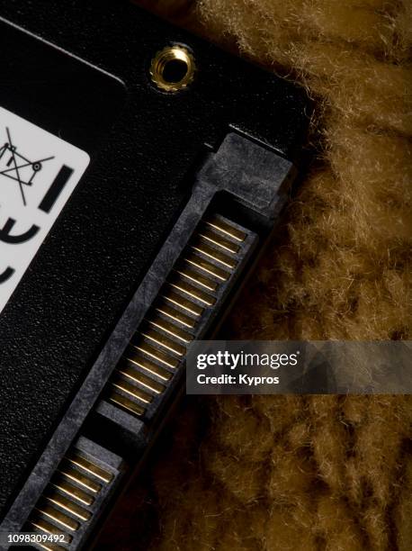 europe, uk, london, 2018: view of 256gb 2.5 inch ssd hard drive hdd - ssd storage foto e immagini stock