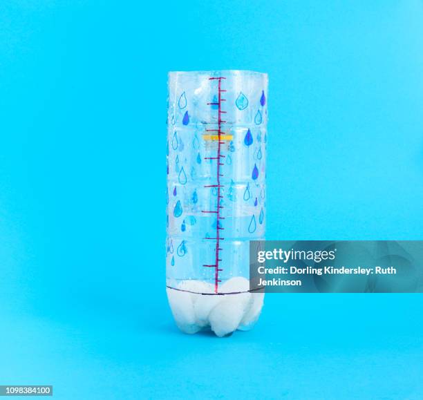 plastic bottle rain gauge with water inside - pluviômetro - fotografias e filmes do acervo