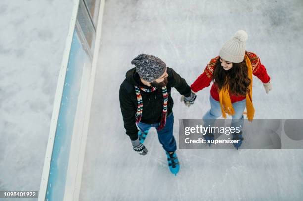 nos encanta patinar - patinaje sobre hielo fotografías e imágenes de stock