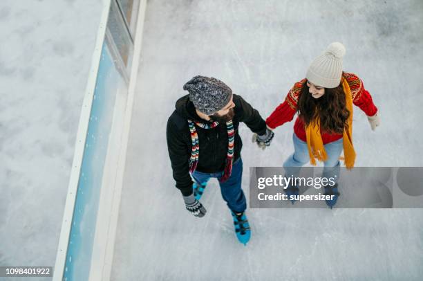 私たちはスケートが大好き - アイススケート ストックフォトと画像