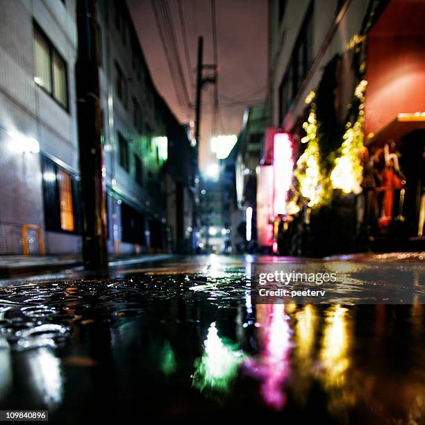 rainy night in big city - tokyo japan night alley stock pictures, royalty-free photos & images