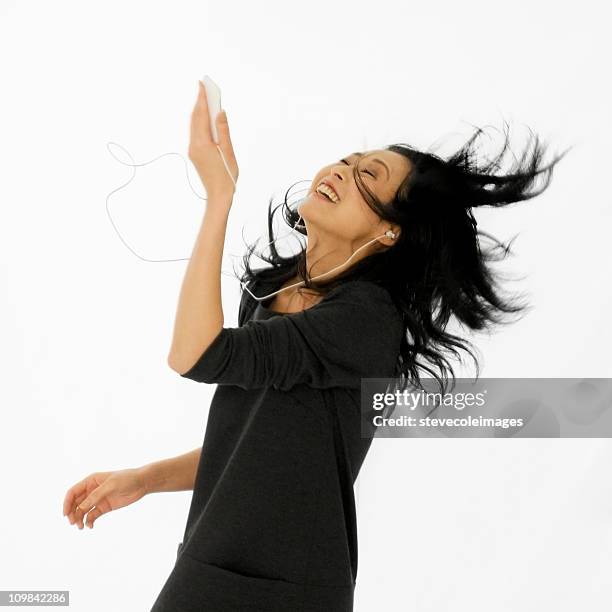 mujer bailando a un reproductor de música digital aislada - women dancing on music cutout fotografías e imágenes de stock