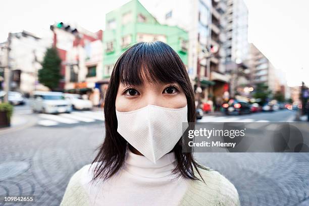 urbane frau atemschutzgerät maske - pollution masks stock-fotos und bilder