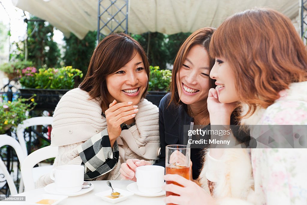 日本の女性、東京で笑う Joking ストリートカフェ」