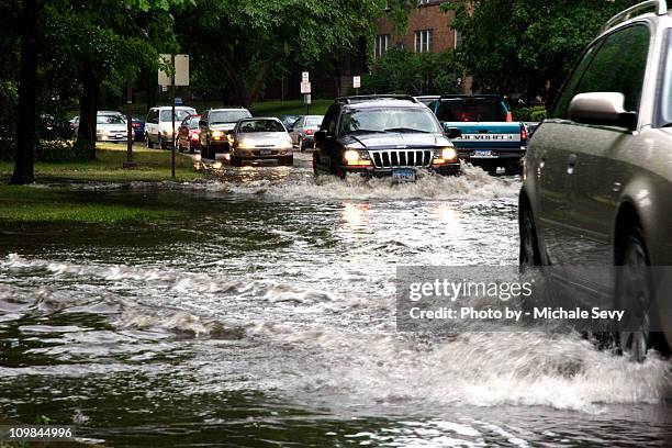 cars in  flood water - overstroming stockfoto's en -beelden
