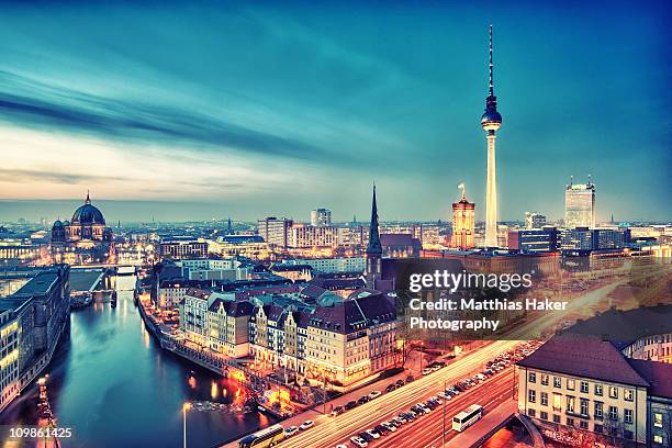 berlin city nights - berliner fernsehturm stock-fotos und bilder