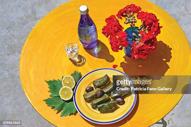 food. greece, dolmades, olives and raki - mesa redonda imagens e fotografias de stock