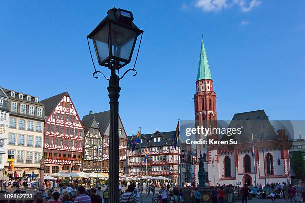 old nicholas church and houses on romerberg square - hesse germany 個照片及圖片檔