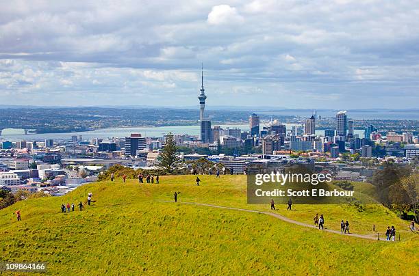 auckland skyline with sky tower from mount eden - new zealand photos et images de collection