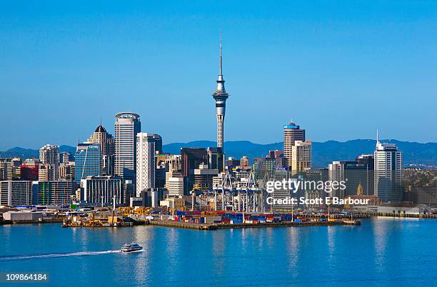 auckland skyline with sky tower - ilha do norte da nova zelândia imagens e fotografias de stock