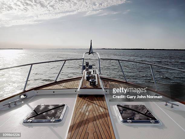 bow of motoryacht - rijkdom boot stockfoto's en -beelden