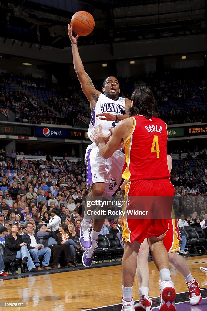 Houston Rockets Marcus Marcus Thornton of the Sacramento Kings shoots the ball over Luis ...