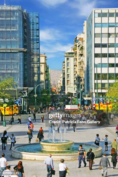 syntagma square with fountain, athens - piazza syntagma stock pictures, royalty-free photos & images