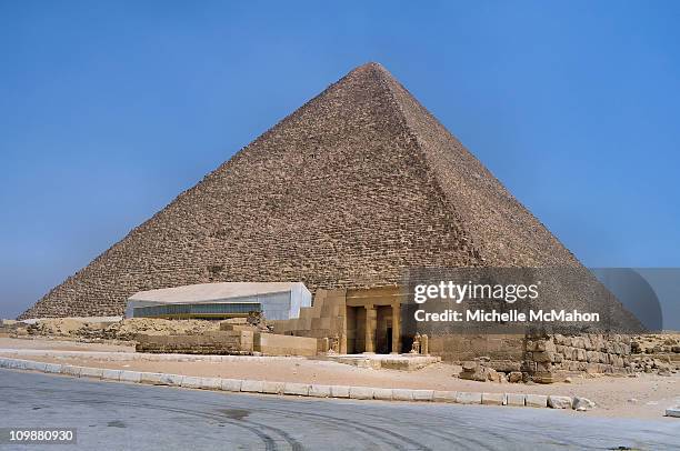 khufu's great pyramid - khufu stock pictures, royalty-free photos & images