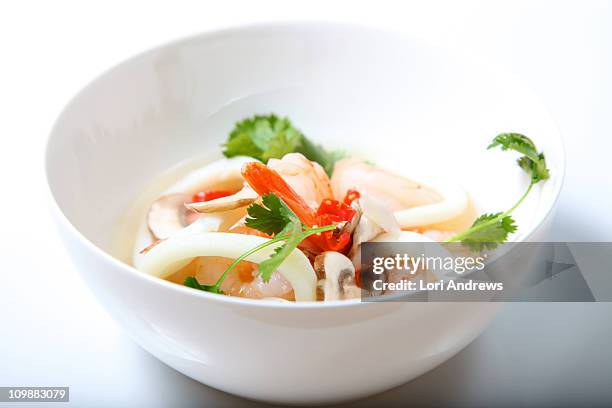 tom yum goong, hot and sour soup - tom yum suppe stock-fotos und bilder