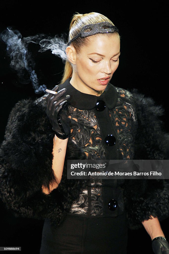 Louis Vuitton: Runway - Paris Fashion Week Fall/Winter 2012